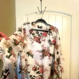 Gorgeous semi formal blouse with ruffled sleeves